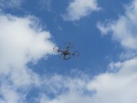 lecący dron
